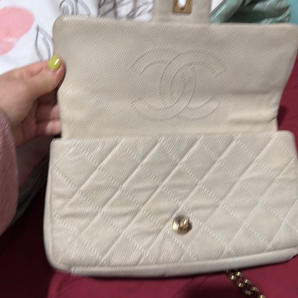 CHANEL Cream Shoulder Bag with Quilted Leather and Gold Clasp - Picture 10 of 11